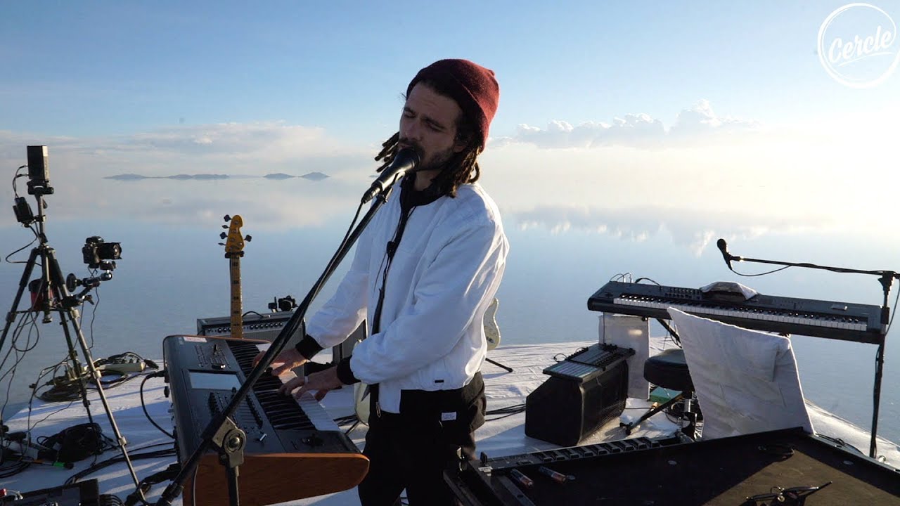 ویدئو اجرای زنده از FKJ در بزرگترین دریاچه‌ی نمک